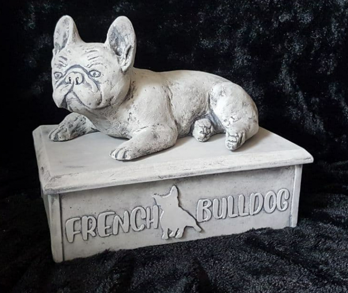 Liggende Franse bulldog sokkel. - BetonnenBeelden.com
